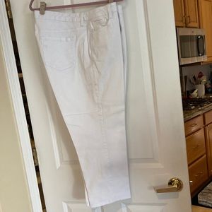 Jones of New York white longer capris.